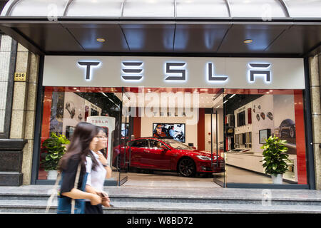 ---- Fußgänger vorbei an der Tesla in Shanghai, China, 21. August 2015. Tesla erwägt, Shop in China als die elektronische Ve Stockfoto