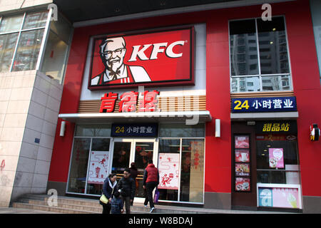 ------ Kunden eingeben oder einen KFC Fastfood Restaurant von Yum Brands in Stadt Huaibei verlassen, der ostchinesischen Provinz Anhui, 4. Februar 2016. Ein Konsortium Stockfoto