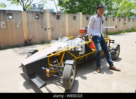 Chinesische auto Handwerker Wen Chao stellt mit seinen hausgemachten Sportwagen, eine Nachbildung der Ariel Atom, auf einer Straße in Wugong Dorf, Longchuan Stadt Zhuzhou Stockfoto