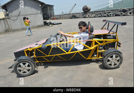 Chinesische auto Handwerker Wen Chao testet seine hausgemachten Sportwagen, eine Nachbildung der Ariel Atom, in einer Anlage in Wugong Dorf, Longchuan Stadt Zhuzhou Stockfoto