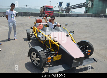 Chinesische auto Handwerker Wen Chao testet seine hausgemachten Sportwagen, eine Nachbildung der Ariel Atom, in einer Anlage in Wugong Dorf, Longchuan Stadt Zhuzhou Stockfoto