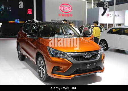 ---- Besucher ausprobieren oder an einen BYD Song Plug-in Hybrid-SUV auf dem Display während der 13 China (Guangzhou) Internationale Automobil Ausstellung, al Stockfoto