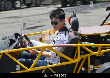 Chinesische auto Handwerker Wen Chao testet seine hausgemachten Sportwagen, eine Nachbildung der Ariel Atom, in einer Anlage in Wugong Dorf, Longchuan Stadt Zhuzhou Stockfoto