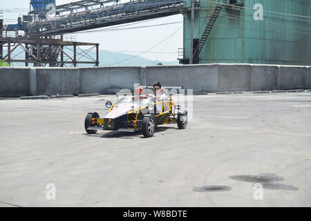 Chinesische auto Handwerker Wen Chao testet seine hausgemachten Sportwagen, eine Nachbildung der Ariel Atom, in einer Anlage in Wugong Dorf, Longchuan Stadt Zhuzhou Stockfoto