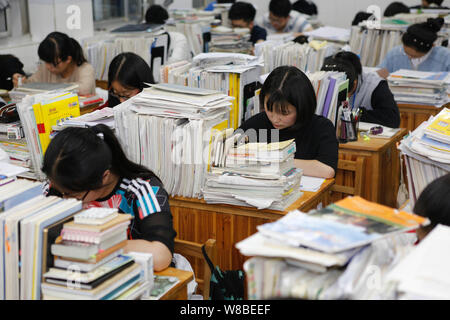 Chinesische Studenten überprüfung Lehrbücher in Vorbereitung auf die anstehenden nationalen Hochschuleingang Prüfung, auch als gaokao bekannt, in ihrem Klassenzimmer an der Gany Stockfoto