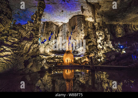 Blick auf die zhijin Höhle, auch eine karsthöhle als Daji Höhle, in Zhijin County, bijie Stadt, Provinz Guizhou im Südwesten Chinas, 11. Mai 2016 bekannt. Zhijin Stockfoto