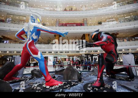 Riesige Modelle von Zeichen aus dem Japanischen TV-show Ultraman sind auf dem Display während einer Ausstellung zum 50-jährigen Jubiläum des Ultraman Serie auf einen zu markieren Stockfoto