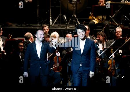 Chinesische Pianist Lang Lang, vorne rechts, wirft mit kanadischer Dirigent und Pianist Yannick Nezet-Seguin, vorne links, Music Director des Philadelphia Stockfoto