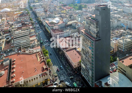Amerika Mexiko - Mexiko Stadt - Der Torre Latinoamericana (wörtlich, "Lateinamerikanische Turm") ist ein Gebäude in der Innenstadt von Mexico City, Mexiko. Die zentrale Lage, Höhe (183 m oder 597 ft; 45 Geschichten) und Geschichte machen es zu einem der wichtigsten Wahrzeichen der Stadt. Es ist auch international als Engineering und architektonischen Sehenswürdigkeiten, da es war der weltweit erste große Wolkenkratzer erfolgreich auf hoch aktiven seismischen Land anerkannt. Torre Latinoamericana wurde in Mexico City höchste Gebäude von 1956, als es gebaut wurde, bis zur Fertigstellung 1984 Der Torre Ejecutiva Pemex, die Stockfoto