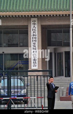 ---- Ein chinesischer Mitarbeiter wird in der Zentrale und Hauptverwaltung der Nationalen Entwicklungs- und Reformkommission (NDRC) in Peking gesehen, Stockfoto