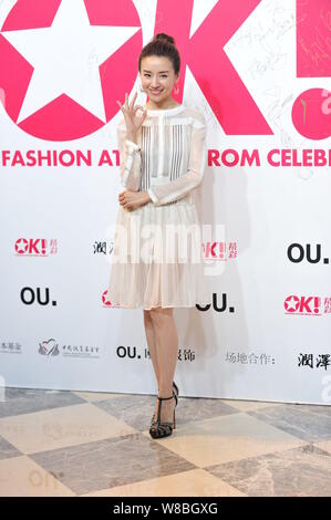 Chinesische Schauspielerin Dong Jie stellt auf der "OK! Magazin China Fashion Event in Peking, China, 18. Mai 2016. Stockfoto