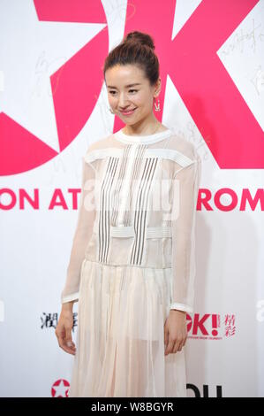 Chinesische Schauspielerin Dong Jie stellt auf der "OK! Magazin China Fashion Event in Peking, China, 18. Mai 2016. Stockfoto