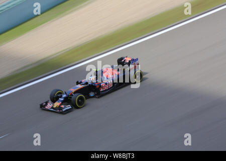 Toro Rosso Fahrer Carlos Sainz aus Spanien konkurriert während des Formel 1 Grand Prix von China in Schanghai, China, 17. April 2016. Stockfoto