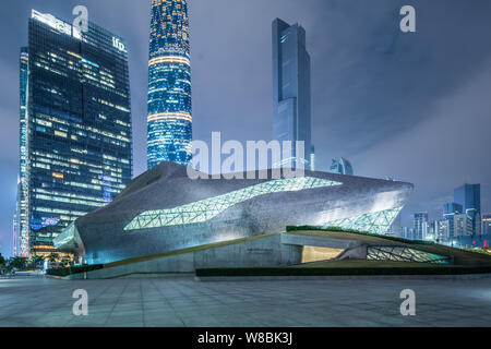 Nachtansicht der Guangzhou Opera House von Iraqi-British Architektin Zaha Hadid in Guangzhou Stadt entworfen, die südchinesische Provinz Guangdong, 25 Novembe Stockfoto