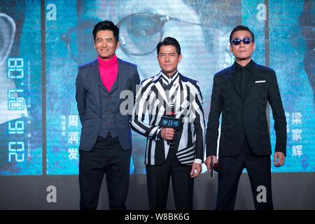 (Von links) Hong Kong Schauspieler Chow Yun-fat, Aaron Kwok und Tony Leung Ka-fai nehmen an einer Pressekonferenz ihren neuen Film zu fördern 'Kalten Krieges 2' im Beiji Stockfoto