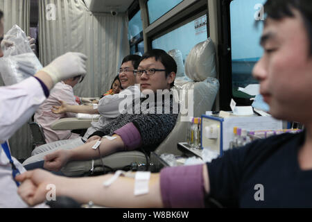 ------ Junge Chinesen ihr Blut auf einer Blutspende Bus in Shanghai, China, 22. Januar 2016 spenden. Der illegale Handel mit menschlichem Blut hat re Stockfoto