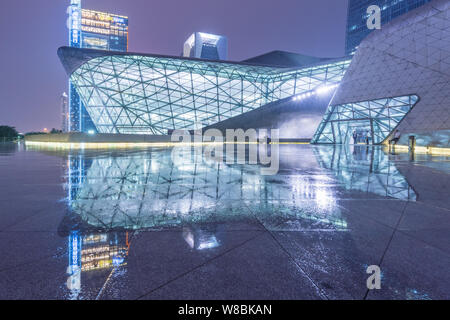 Nachtansicht der Guangzhou Opera House von Iraqi-British Architektin Zaha Hadid in Guangzhou Stadt entworfen, die südchinesische Provinz Guangdong, 14. August Stockfoto