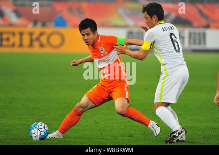 Hao Junmin von China Shandong Luneng, Links, Herausforderungen Toshihiro Aoyama von Japan Sanfrecce Hiroshima in ihrer Gruppe F entsprechen, während der 2016 AFC Cha Stockfoto