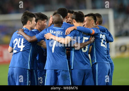 Spieler der chinesischen Jiangsu Suning feiern, nachdem er ein Ziel zu einem Elfmeter gegen Japans' FC Tokyo in ihrer Gruppe E Gleichen während der AFC Cham Stockfoto