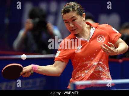 Lee Ho Ching von Hong Kong gibt einen Schuß zu Ai Fukuhara von Japan in ihren Frauen Singles Stufe 1 (Südostasien) Gleichen während der Asiatischen Tischtennis Qual Stockfoto