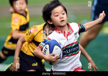 Junge Kinder konkurrieren in ein Rugby Spiel während der Hong Kong Sevens 2016 in Hongkong, China, 8. April 2016. Stockfoto