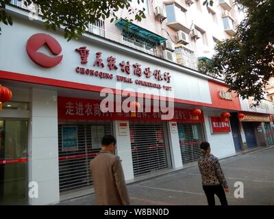 ---- Fußgänger vorbei an einem Zweig von Chongqing ländlichen Commercial Bank (CRCB) in Chongqing, China, 31. März 2016. Eine weitere Hong Kong - Gelistet Chine Stockfoto