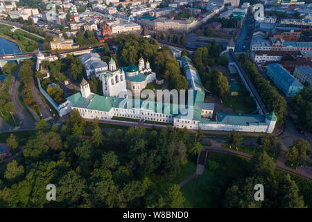 Jaroslawl, Russland - Juli 19, 2019: Luftaufnahme der Verklärung Kloster auf einem Juli morgen. Golden Ring von Russland Stockfoto