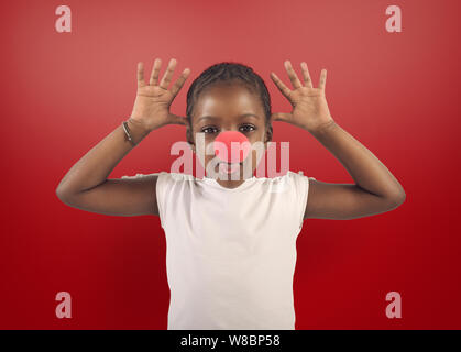 Kleines Mädchen macht Grimasse mit rote Rauschen Stockfoto