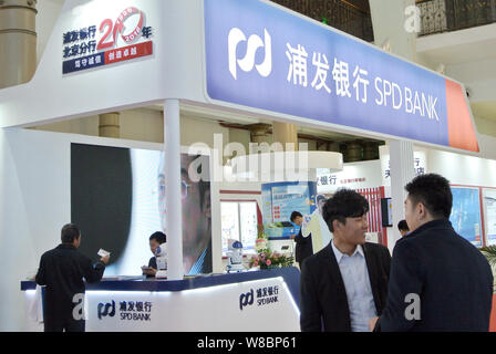 ---- Leute besuchen Sie den Stand der SPD (Shanghai Pudong Development Bank während der Expo in Peking, China, 29. Oktober 2015. Shanghai Pudong Developme Stockfoto
