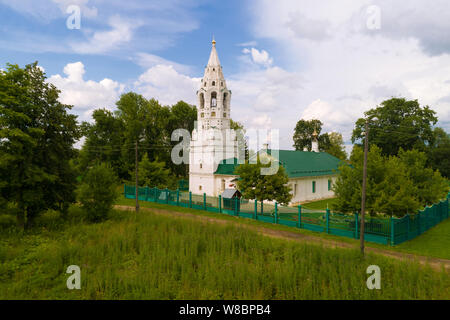 Blick auf die Fürbitte der Kirche (Kirche der Addon des Geistes) auf einem Juli bewölkten Tag (Schießen aus einem quadrocopter). Tutaev, Russland Stockfoto