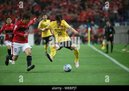 Yu Hanchao, rechts, der von China Guangzhou Evergrande Herausforderungen Yosuke Kashiwagi, Links, der Japanischen Urawa Red Diamonds in ihrer Gruppe G Gleichen während der Stockfoto