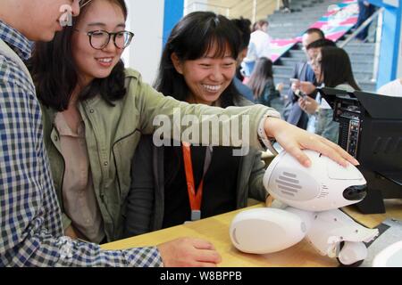 Besucher probieren Sie ein Begleiter Roboter während der 1. TES Konferenz durch Tmall.com von Alibaba Group in Hangzhou city statt, der ostchinesischen Provinz Zhejiang, Stockfoto