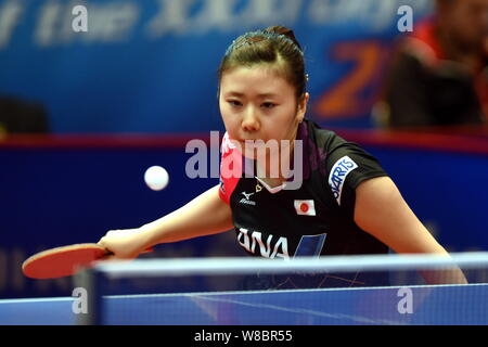 Ai Fukuhara von Japan gibt einen Schuß zu Lee Ho Ching von Hong Kong in ihrer Damen Einzel Stufe 1 (Südostasien) Gleichen während der Asiatischen Tischtennis Qual Stockfoto