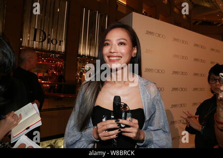 Taiwanesische Schauspielerin Shu Qi ist während einer Werbeveranstaltung von Jimmy Choo in Hongkong, China, 28. April 2016 befragt. Stockfoto