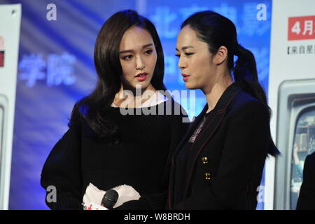 Chinesischen Schauspielerinnen Yao Chen, rechts, und Tang Yan Reden bei der Eröffnung des 23. beijing Student Film Festival in Peking, China, 9A Stockfoto