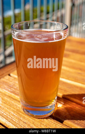 Ein frisch gezapftes Bier sitzen an einem Tisch in einem Restaurant in Big Sur, Kalifornien, Vereinigte Staaten von Amerika. Stockfoto