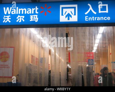 ------ Kunden Einkaufen in einem Supermarkt von Walmart in Chongqing, China, 15. Oktober 2015. Wal-Mart in China eröffnet 60 neue Stores in die Zählung Stockfoto