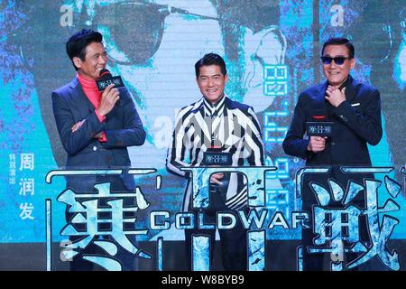 (Von links) Hong Kong Schauspieler Chow Yun-fat, Aaron Kwok und Tony Leung Ka-fai nehmen an einer Pressekonferenz ihren neuen Film zu fördern 'Kalten Krieges 2' im Beiji Stockfoto