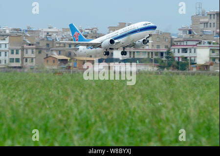---- Ein Passagier Jet von China Southern Airlines vom Internationalen Flughafen Kunming Wujiaba in Kunming, Yunnan im Südwesten Chinas Stockfoto