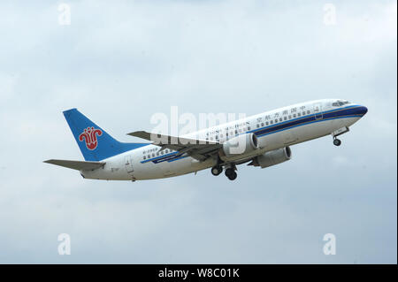---- Ein Passagier Jet von China Southern Airlines vom Internationalen Flughafen Kunming Wujiaba in Kunming, Yunnan im Südwesten Chinas Stockfoto