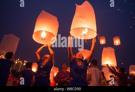 Menschen release Himmelslaternen, auch als Laternen Kongming bekannt, bei der Bank von lancang River der 1378Th neues Jahr des Dai ethnische Minderheit zu feiern. Stockfoto