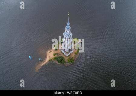 Luftaufnahme der überfluteten Kirchturm der St.-Nikolaus-Kirche auf der Uglich Behälter im Juli Nachmittag. Kalyazin, Russland Stockfoto