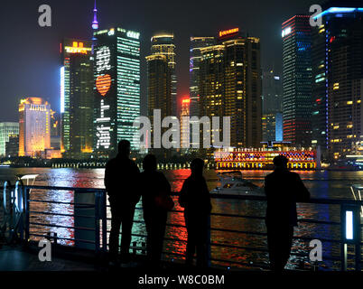 ------ Nacht Blick auf das Finanzviertel Lujiazui mit Hochhäusern und Wolkenkratzern in Pudong, Shanghai, China, 27. Februar 2016. Stockfoto