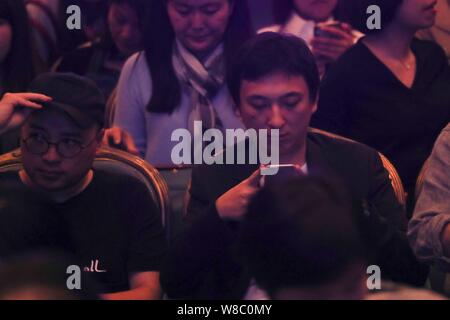 Chinesische Unternehmer Wang Sicong, rechts, der Sohn von Wanda Group Chairman Wang Jianlin, besucht eine Media Event von chinesischen Autor und Racer Han Han zu einem Stockfoto