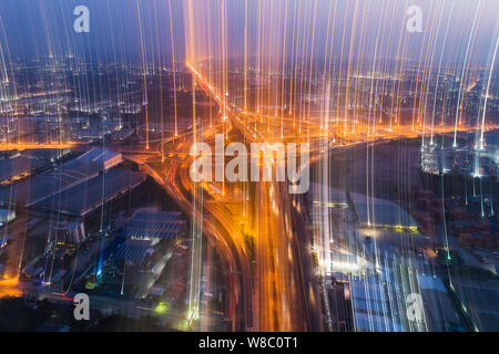 Internet der Glaube Kommunikationskonzept. Luftaufnahme Nacht Expressway, Maut, Autobahn, Straßen in der Stadt. Stockfoto