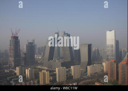 ---- Blick auf das CCTV-Tower, Center, die Zentrale von China Central Television und andere Gebäude in schweren Smog in Peking, China, 4. April 201 Stockfoto