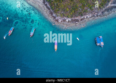 Frische Freiheit Konzept. Abenteuer Tag und Tourist. Blick von oben auf dem Schnellboot im blauen Meer mit Spritzwasser Hintergrund. Ansicht von oben. Natur zurück Stockfoto