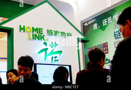 - - Datei - Eigenheimkäufer besuchen Sie den Stand der Chinesischen Immobilien Agentur Lianjia, auch als Homelink bekannt, während einer Immobilienmesse in Tianjin, China, 1 Novem Stockfoto