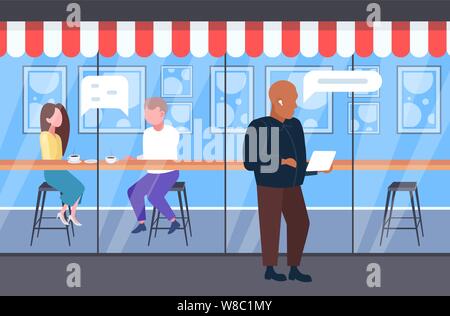 Paar Diskussion während der Tagung Mann mit Mobile App Sprechblase social media kommunikation Konzept mix Rennen Besucher rede Gespräch Spaß Stock Vektor