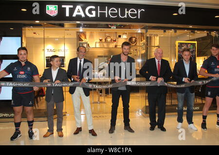 Australische Schauspieler Chris Hemsworth, Mitte, schneidet die Band bei der Eröffnungsveranstaltung für eine Uhr von TAG Heuer in Hongkong, China, 7. April 2016. Stockfoto